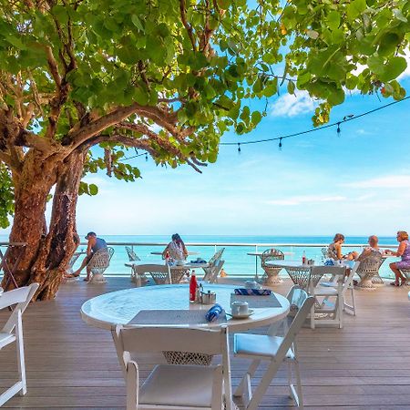 Travellers Beach Resort Негрил Экстерьер фото