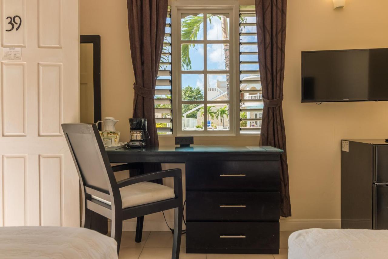 Travellers Beach Resort Негрил Экстерьер фото