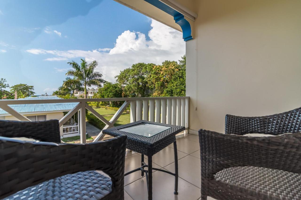 Travellers Beach Resort Негрил Экстерьер фото