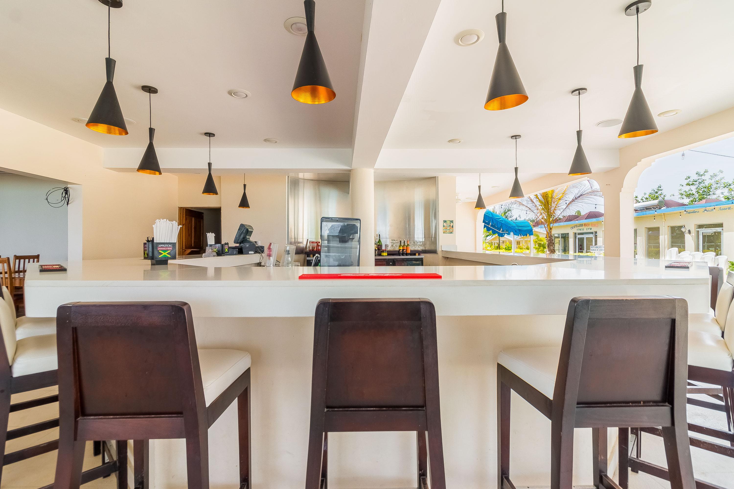Travellers Beach Resort Негрил Экстерьер фото
