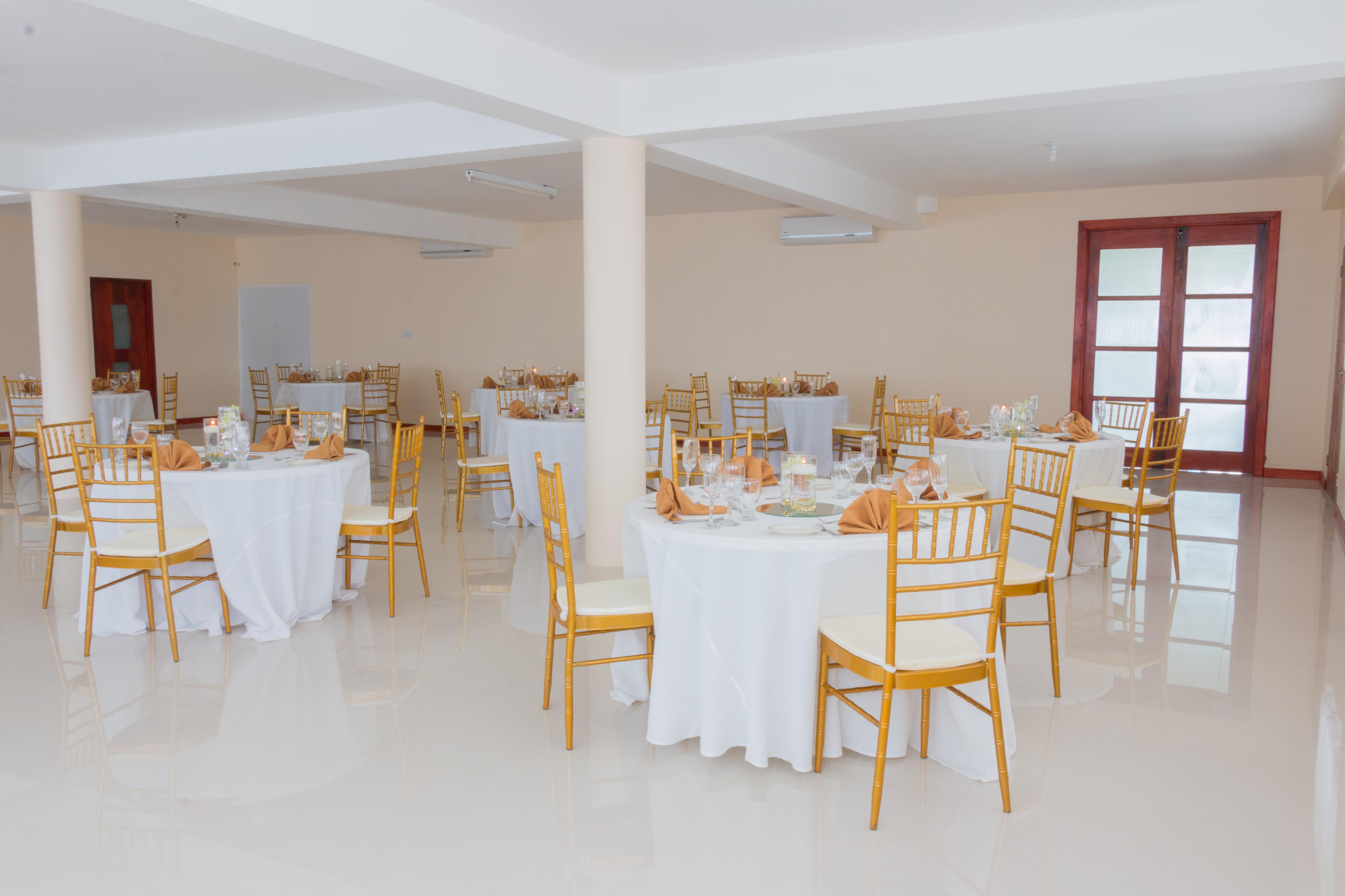 Travellers Beach Resort Негрил Экстерьер фото