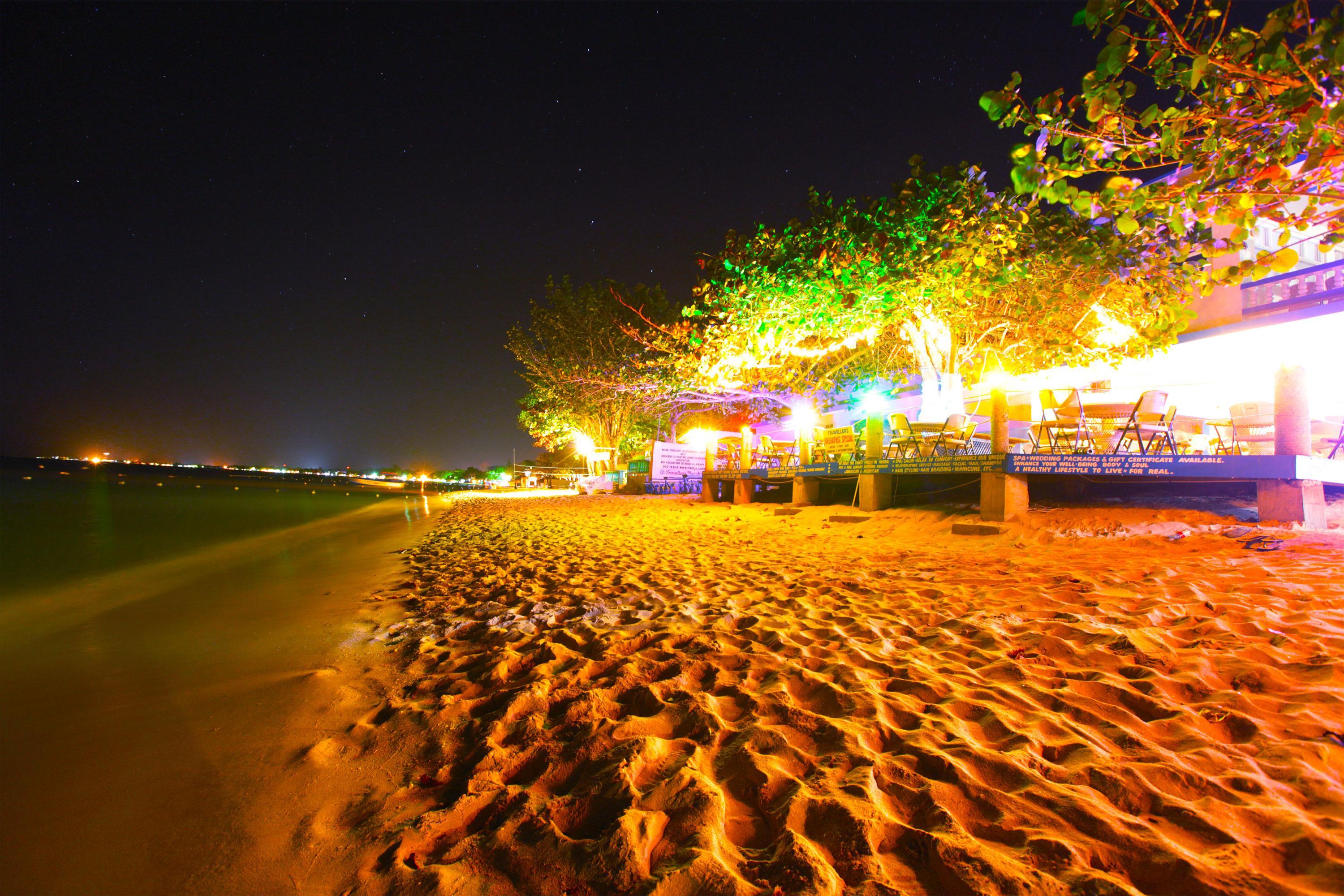 Travellers Beach Resort Негрил Экстерьер фото