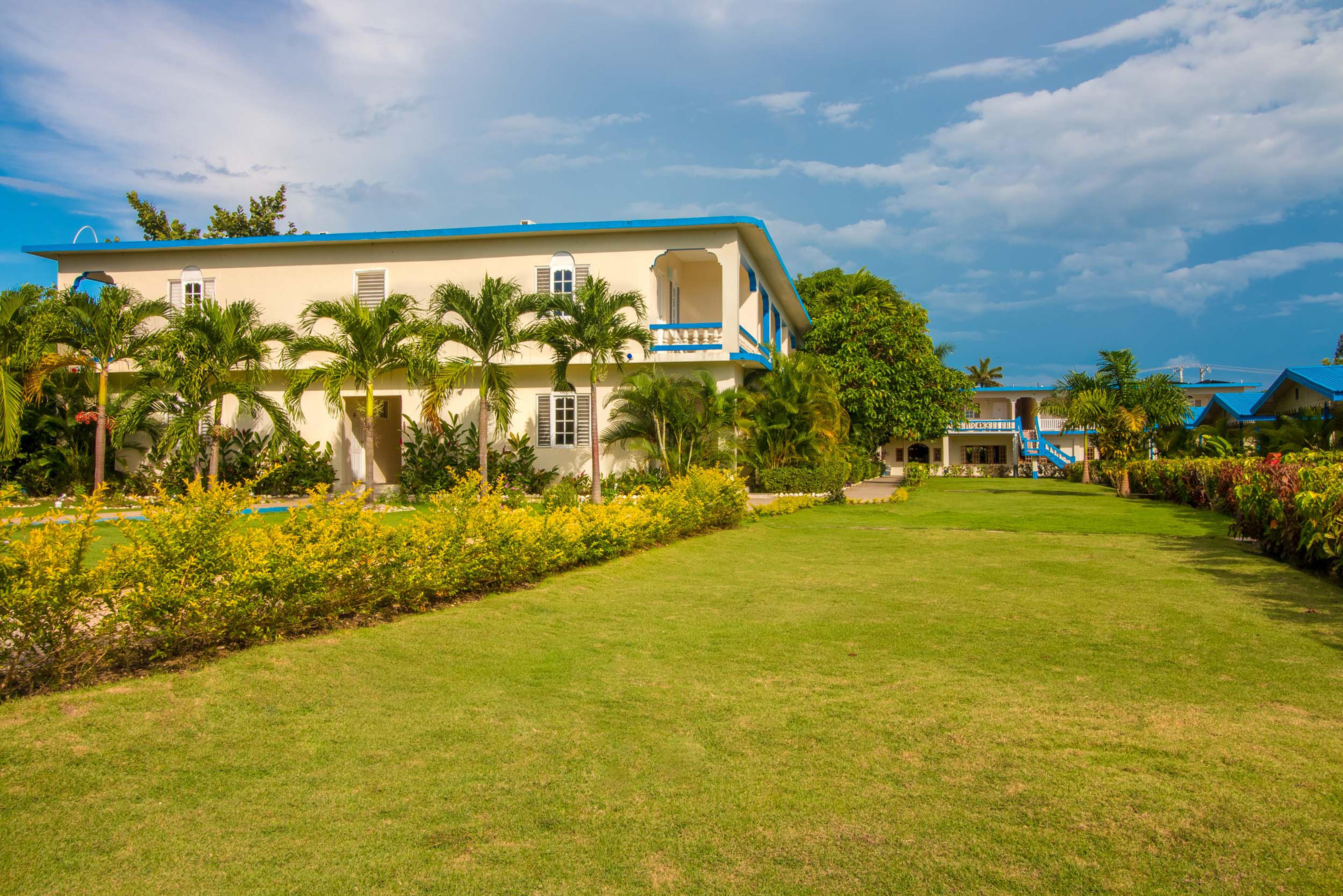 Travellers Beach Resort Негрил Экстерьер фото