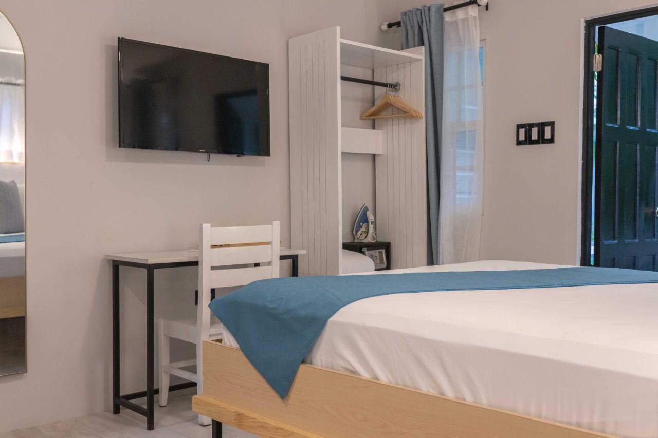 Travellers Beach Resort Негрил Экстерьер фото