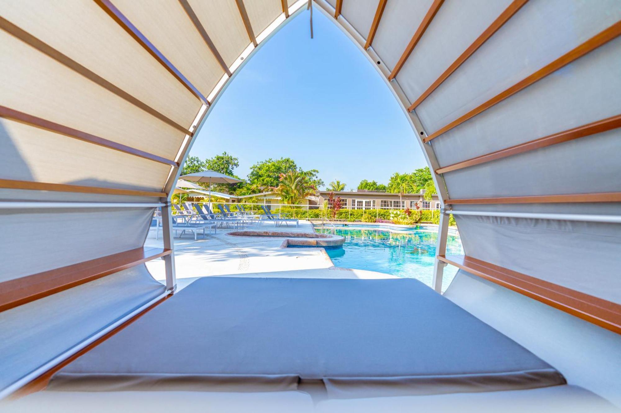 Travellers Beach Resort Негрил Экстерьер фото