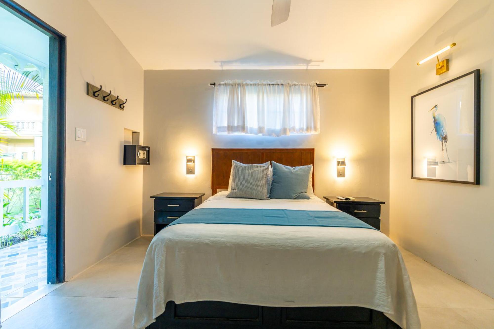 Travellers Beach Resort Негрил Экстерьер фото
