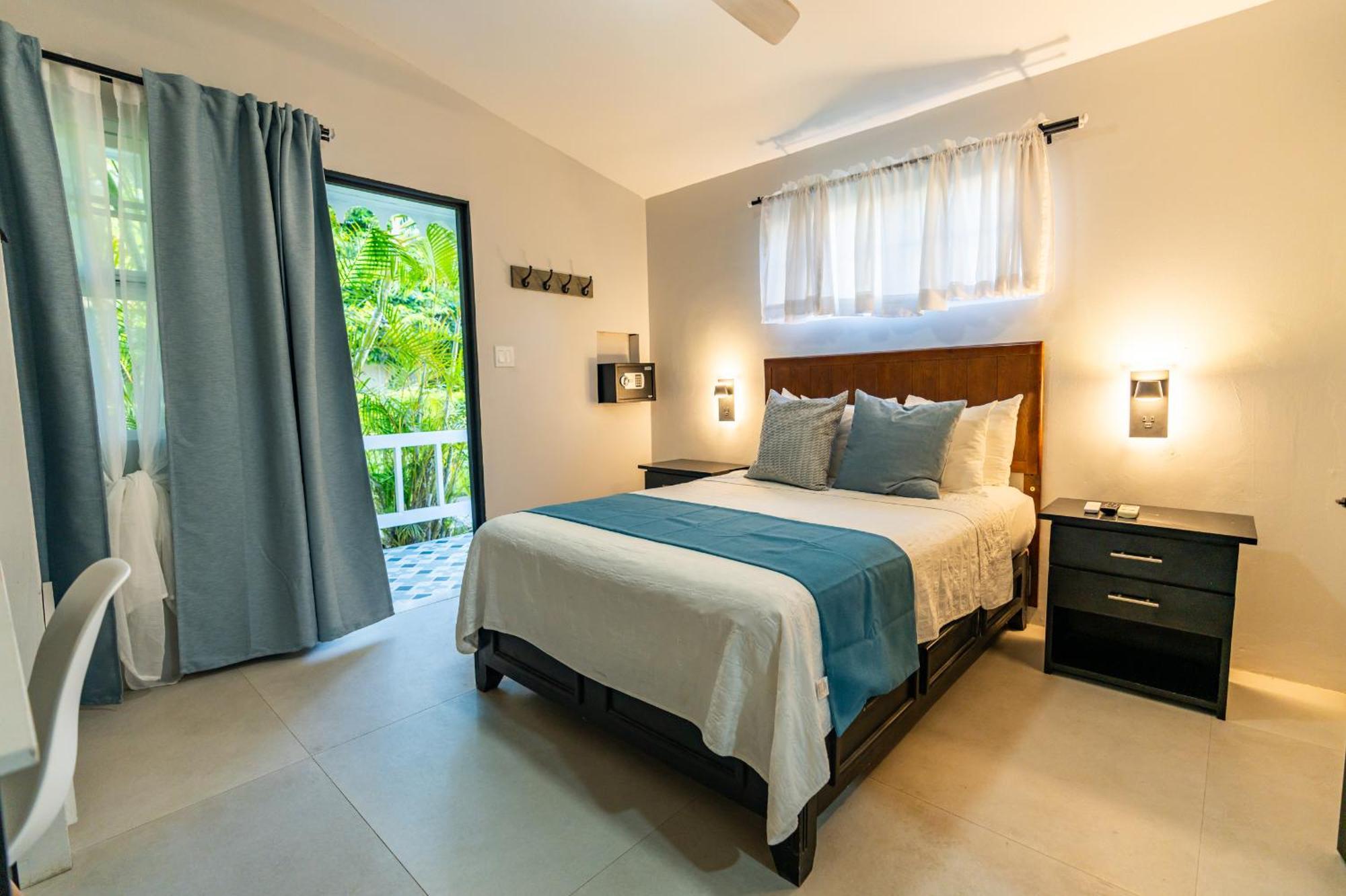 Travellers Beach Resort Негрил Экстерьер фото