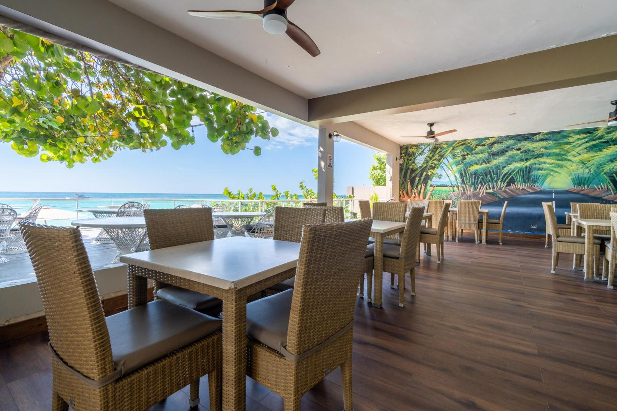 Travellers Beach Resort Негрил Экстерьер фото