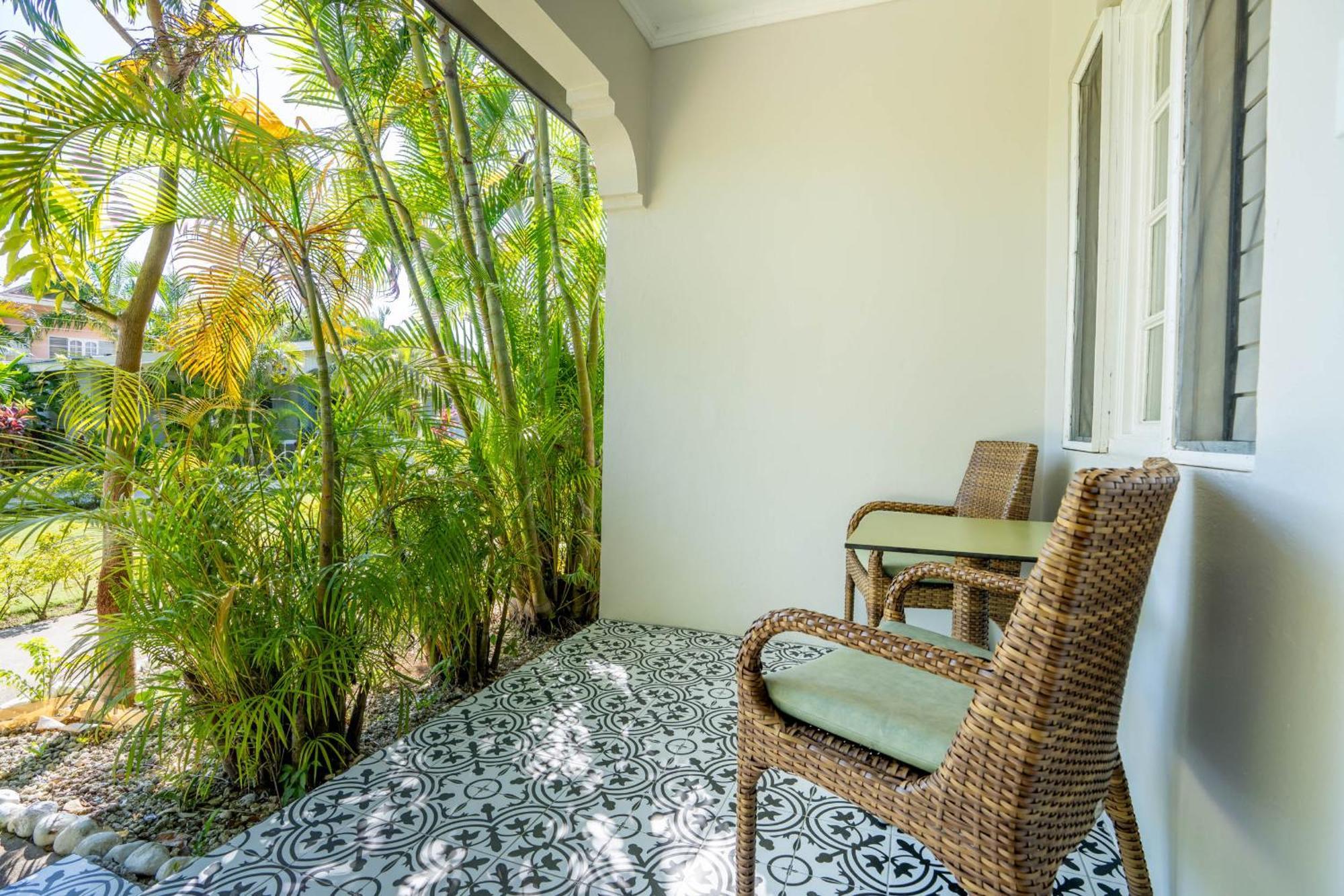 Travellers Beach Resort Негрил Экстерьер фото