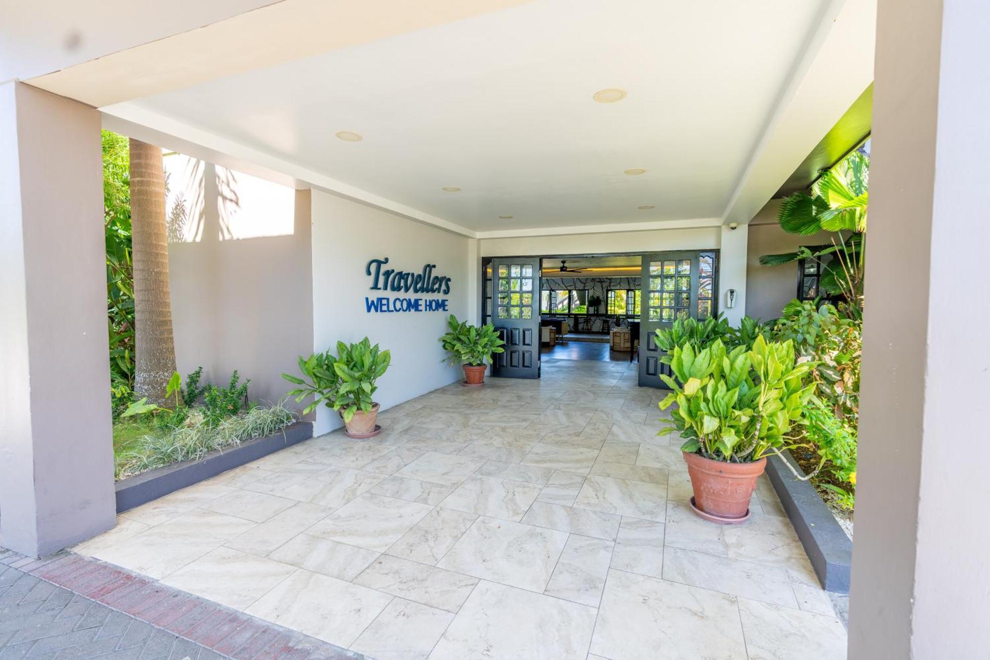 Travellers Beach Resort Негрил Экстерьер фото