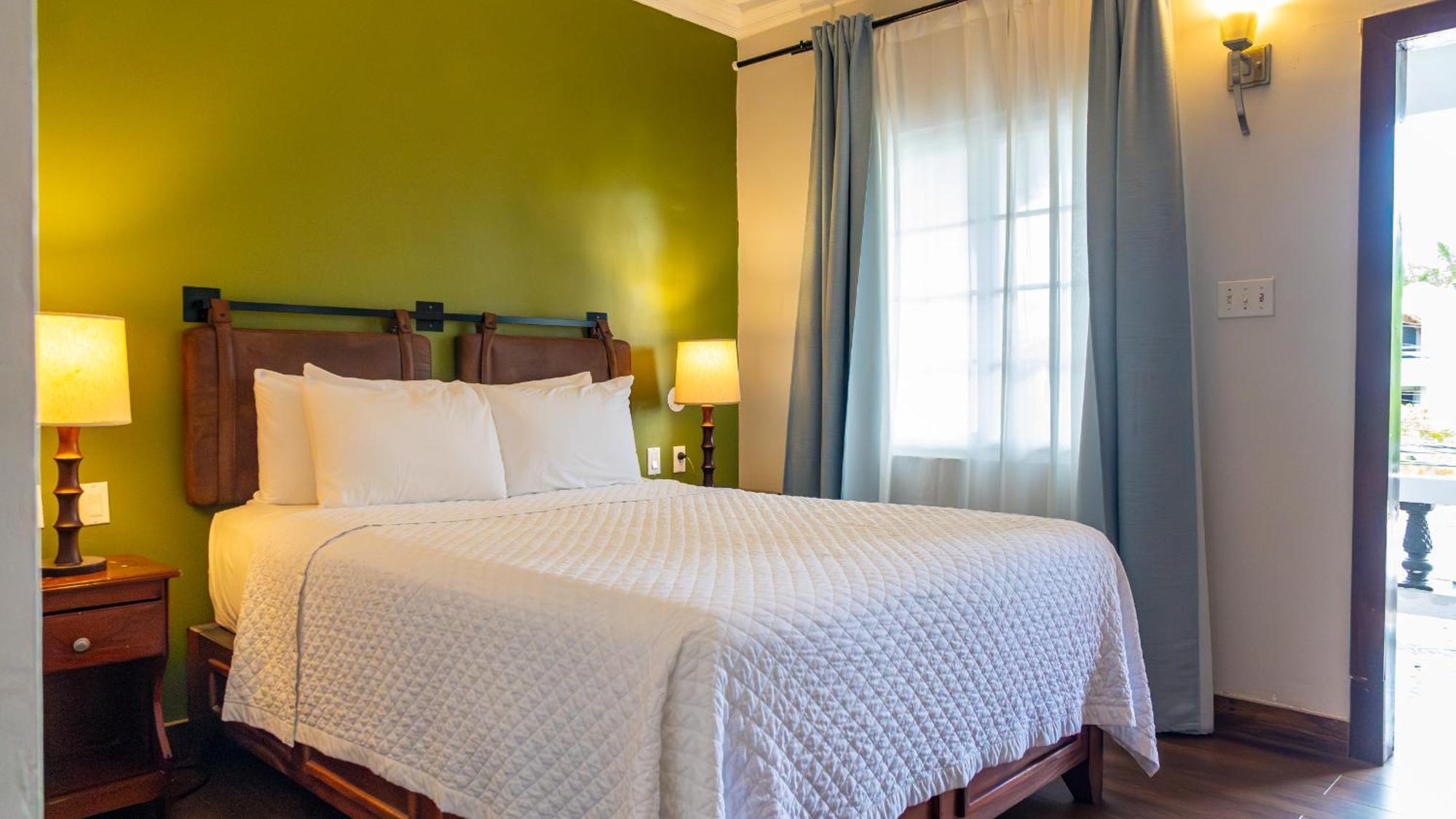 Travellers Beach Resort Негрил Экстерьер фото