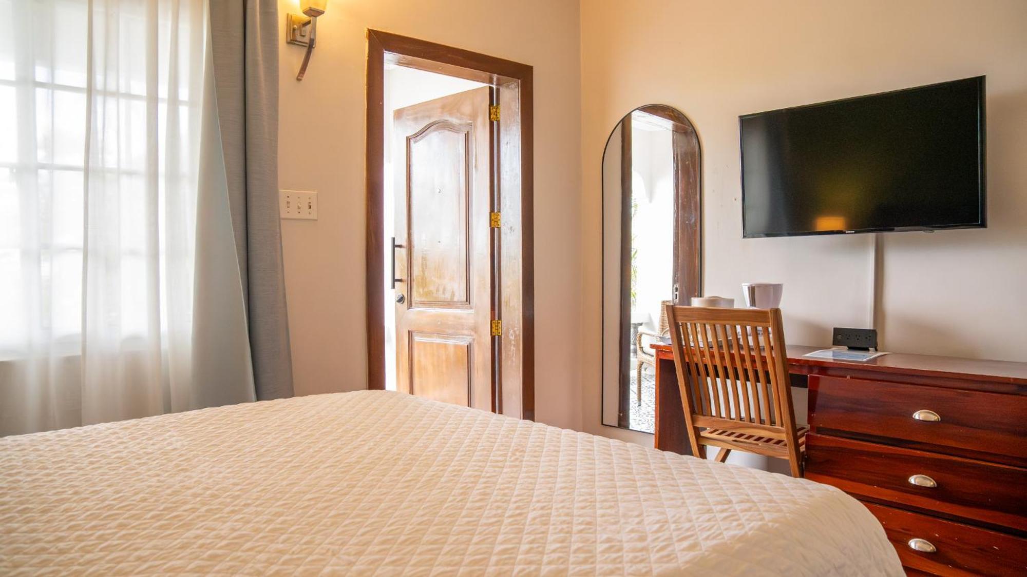 Travellers Beach Resort Негрил Экстерьер фото