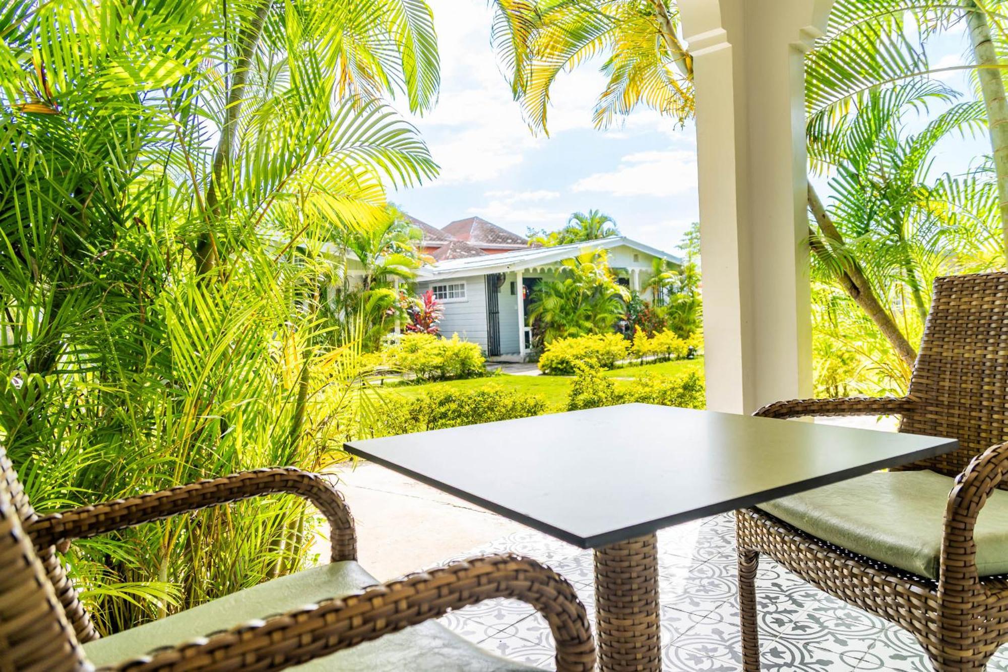 Travellers Beach Resort Негрил Экстерьер фото