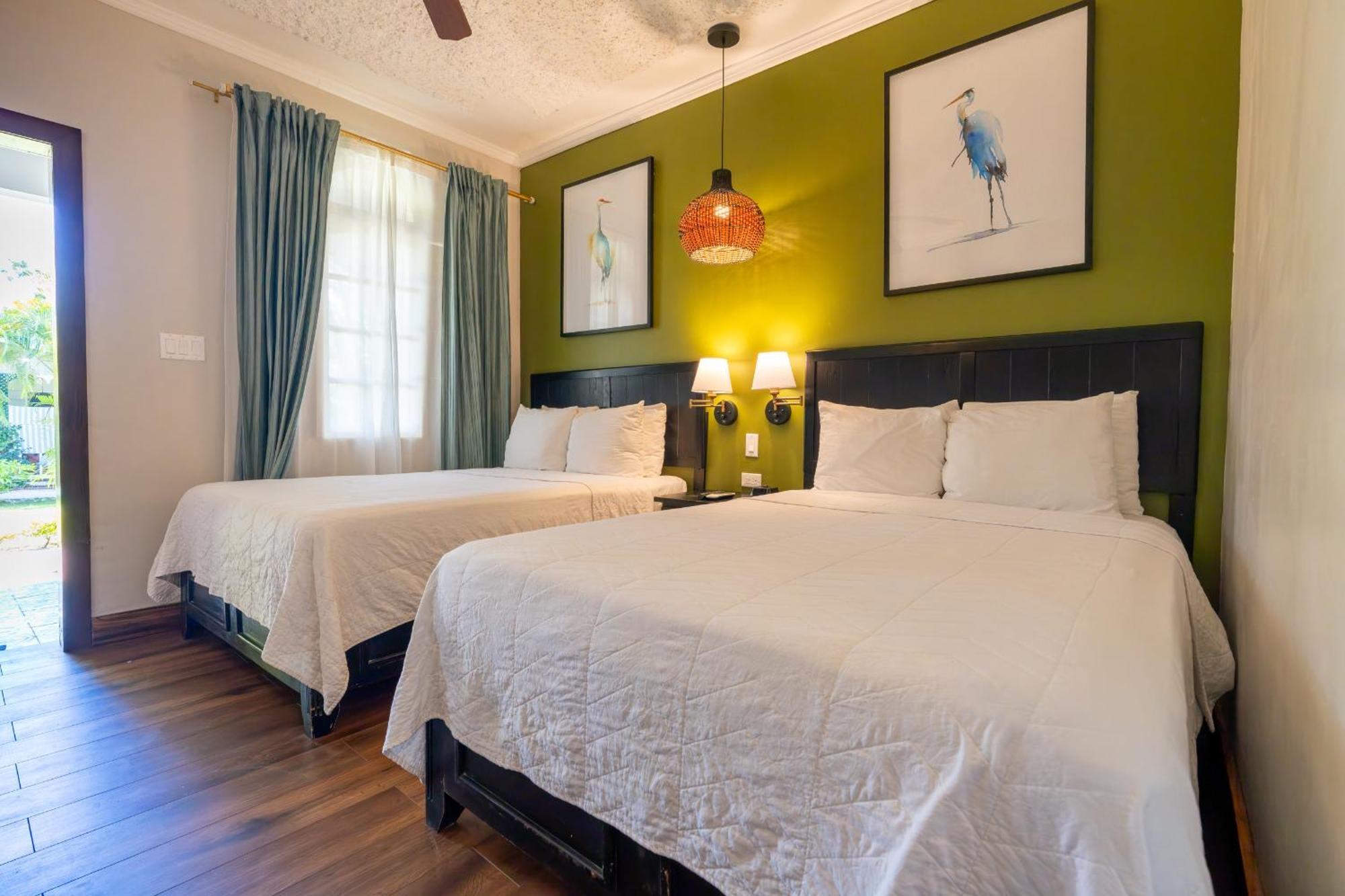 Travellers Beach Resort Негрил Экстерьер фото