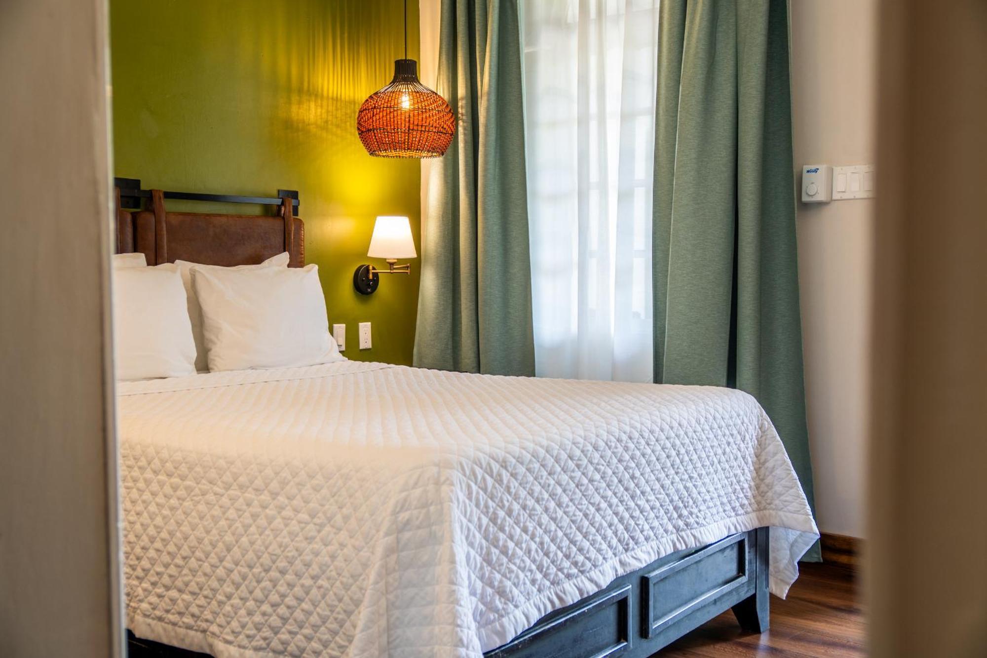 Travellers Beach Resort Негрил Экстерьер фото