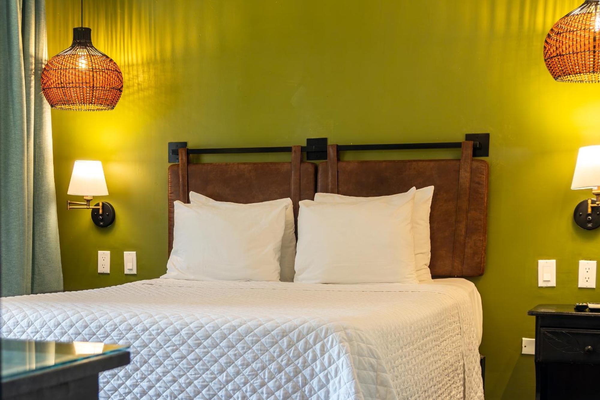 Travellers Beach Resort Негрил Экстерьер фото