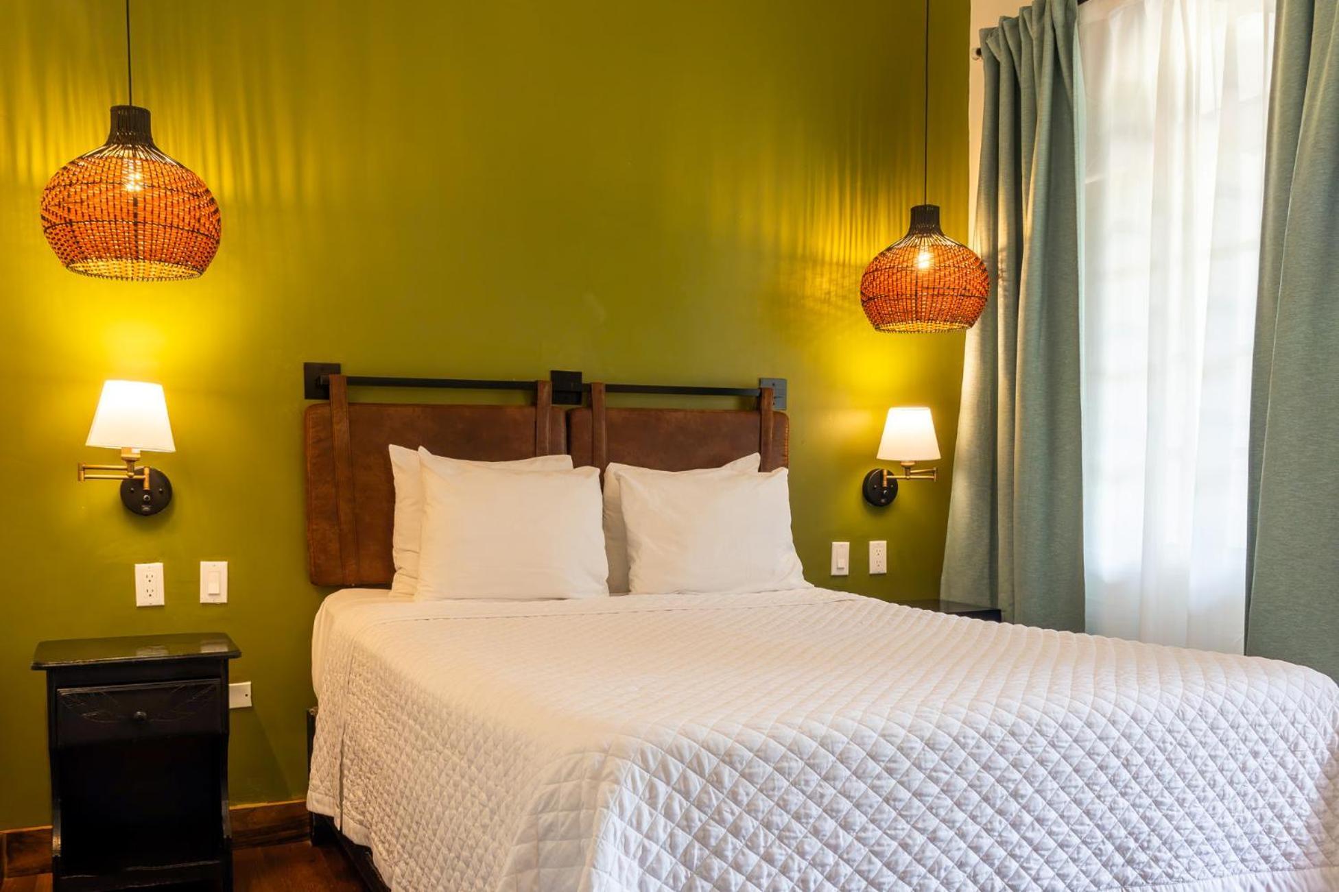 Travellers Beach Resort Негрил Экстерьер фото