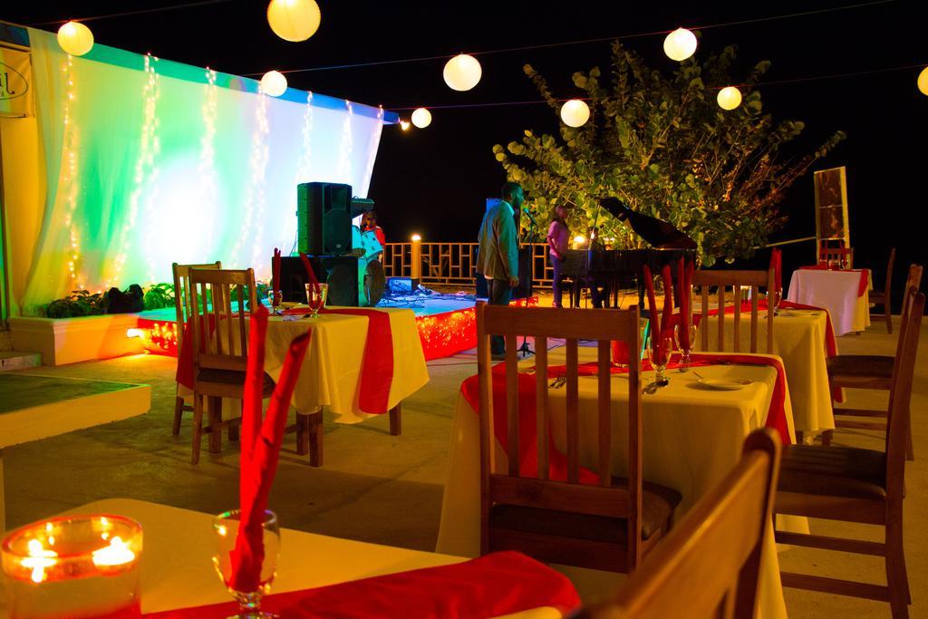 Travellers Beach Resort Негрил Экстерьер фото