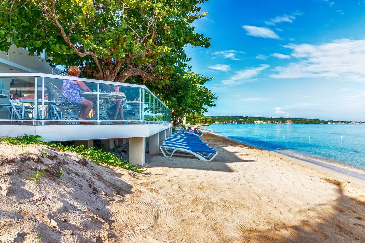 Travellers Beach Resort Негрил Экстерьер фото