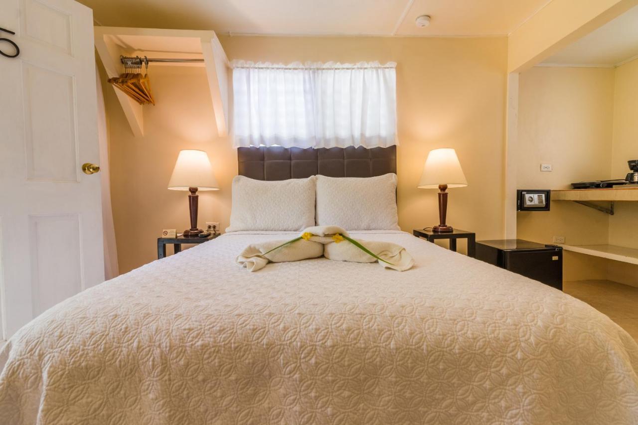Travellers Beach Resort Негрил Экстерьер фото